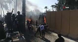 SON DAKİKA: Irak karıştı.. ABD Bağdat Büyükelçiliği binası ateşe verildi